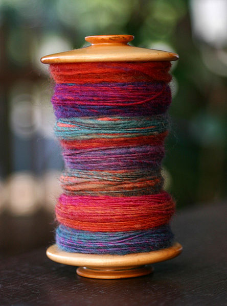 444px-Bobbin_with_colourful_wool_2
